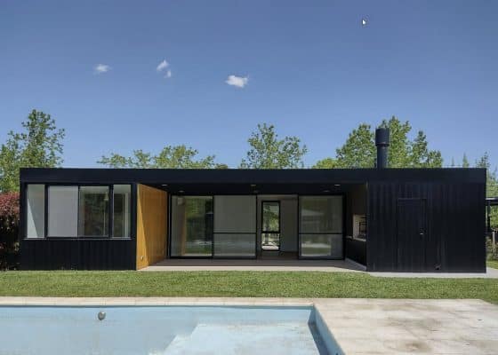 Дизайн современного квадратного дома с облицовкой из стальных и деревянных панелей