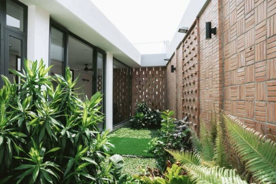 Идея дизайна: внутренний дворик с садом в стиле Другое с кирпичными стенами 
