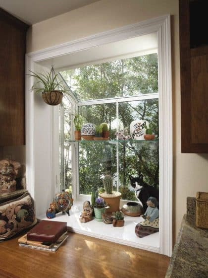 дизайн садового окна со стеклянными полками