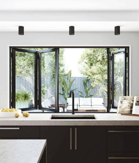 Черные рамы, дизайн складного окна на кухне
