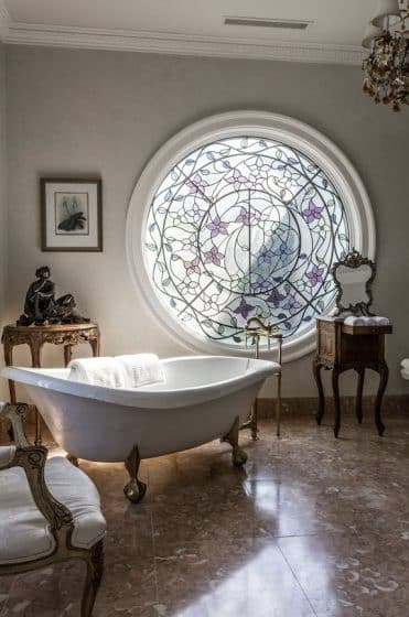 Круглый дизайн окна ванной комнаты с ванной, витраж в винтажном стиле