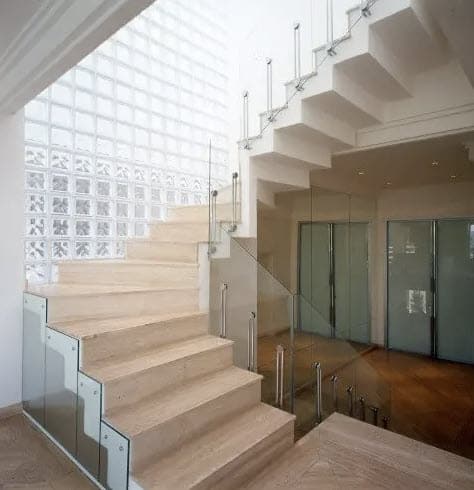 Дизайн лестницы со стеклянным окном, имеет обильное естественное освещение