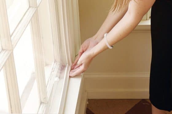 Вставьте многослойное стекло в окно для защиты от шума и непогоды