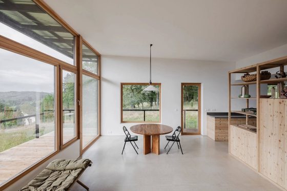 Современный дизайн интерьера столовой загородного дома