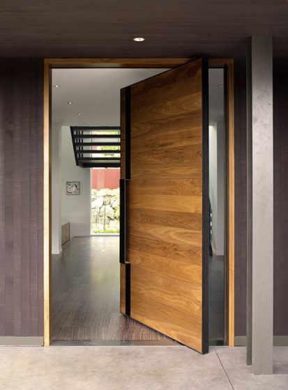 Поворотная деревянная дверь для современных фасадов