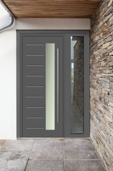 Современная серая алюминиевая дверь со стеклом сбоку