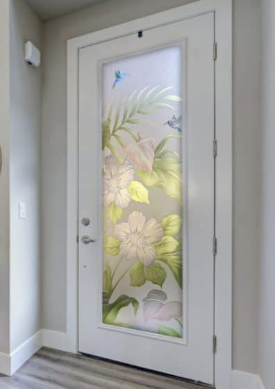 Дизайн двери с матовым стеклом и росписью с листьями и цветами 