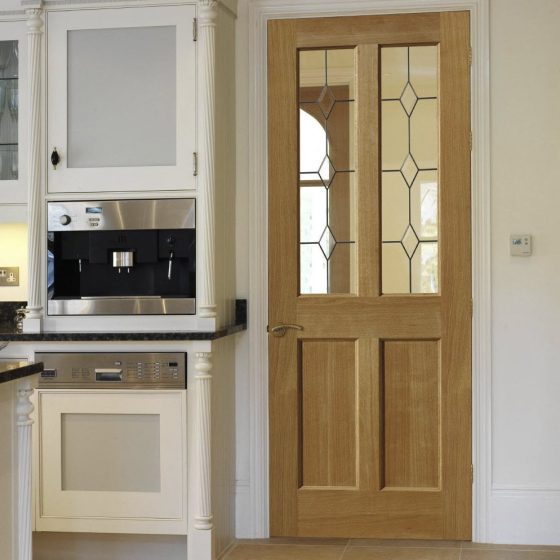 Кухонная дверь традиционного дизайна цвета натурального дерева