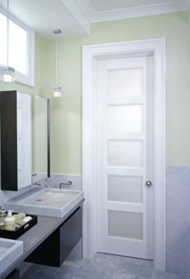 Белая дверь в ванную комнату с матовым стеклом