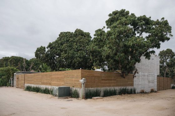 Забор из дерева и бетона по периметру