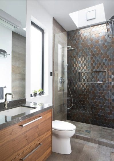 Дизайн современной ванной комнаты с душевой кабиной, глянцевой плиткой и каменным полом