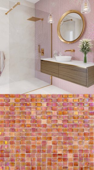 Розовая стеклянная плитка на стенах ванной комнаты, украшение зеркалами и золотыми кранами