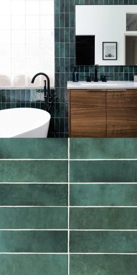 Зеленая керамика в сочетании с белой плиткой в ​​контрастной ванной комнате