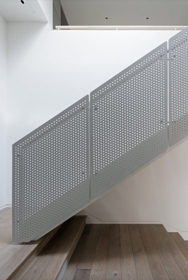 Дизайн лестницы с перфорированными панелями из мертала