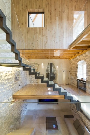 Дизайн современной лестницы из мрамора и стекла в деревенском доме