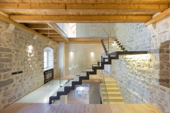 Дизайн современной лестницы из железа и многослойного стекла