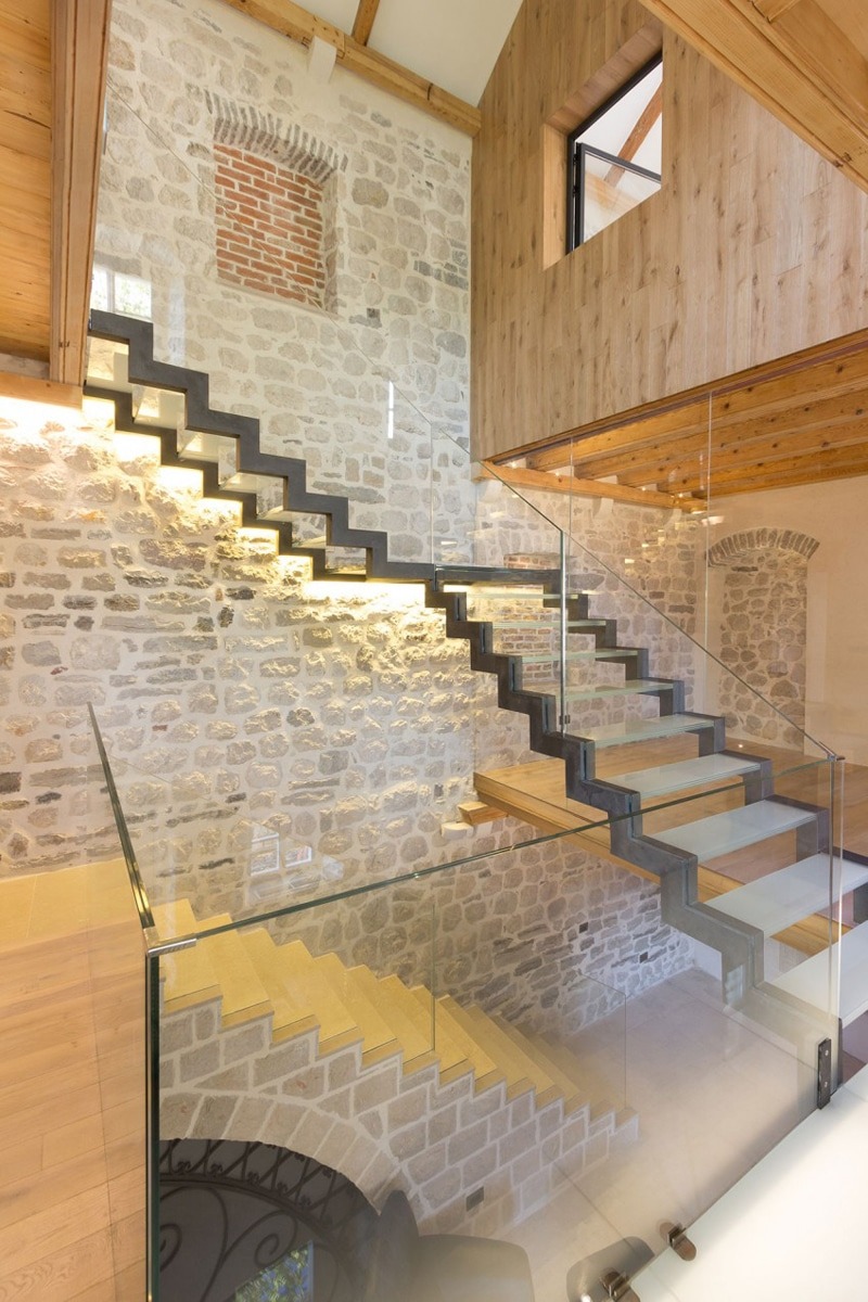 Diseño de casa rústica moderna de piedra, madera y metal