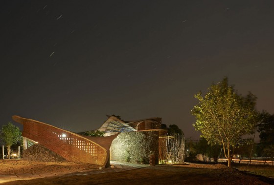 Органический деревенский фасад дома ночью