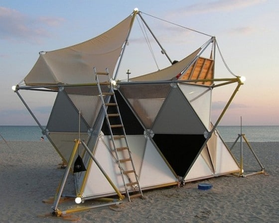Кемпинговая палатка треугольной формы.