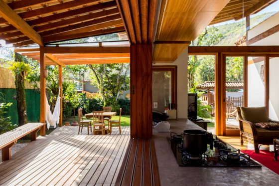 Дизайн интерьера с деревянным наклонным потолком