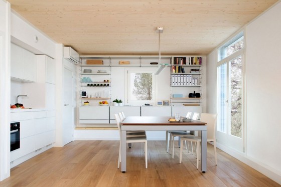 Простой дизайн кухни-столовой экологического дома