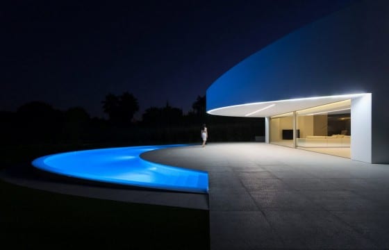 Современный дизайн дома с овальным бассейном