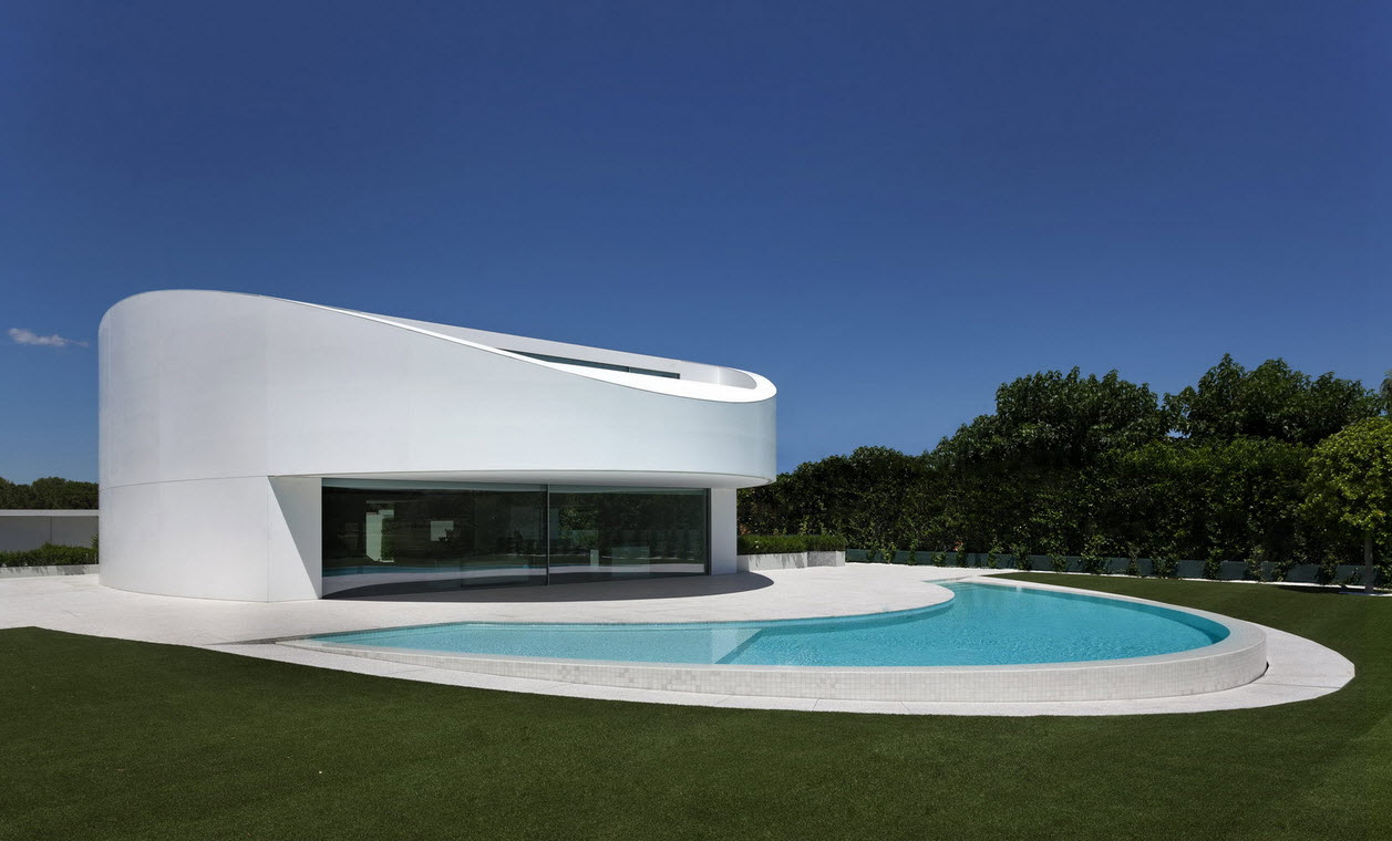 Moderno diseño de casa con piscina