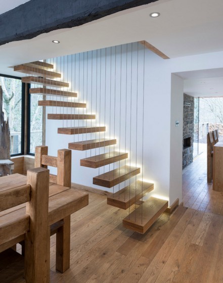 Дизайн современной лестницы со стальными скобами