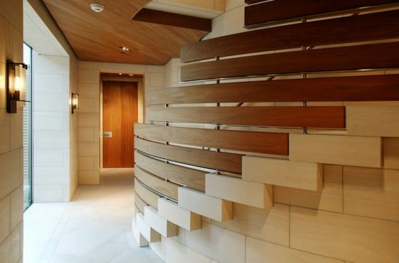 Дизайн лестницы с деревянными и стальными перилами