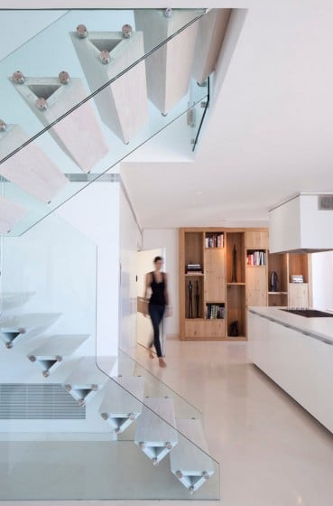 Дизайн современной лестницы со стеклянными перилами с геометрическими ступенями