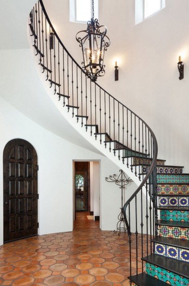 Дизайн лестницы с декоративными ступенями и железными перилами