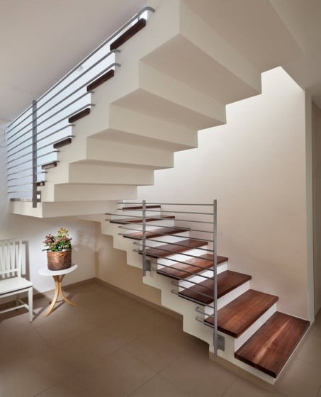 Дизайн лестницы с горизонтальными стальными перилами