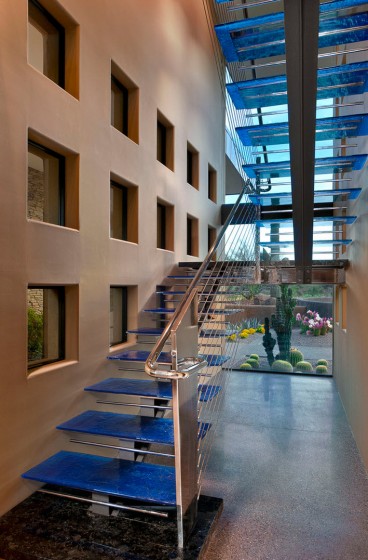 Дизайн лестницы с прозрачными ступенями и стеклянными поручнями