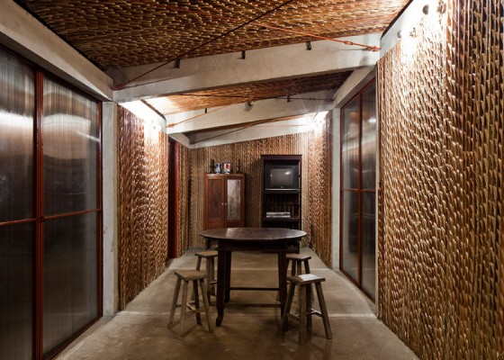 Дизайн интерьера дома с пальмовыми стенами и бетонными колоннами
