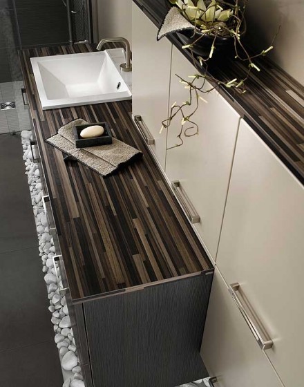 Шкаф современного дизайна деревянный и ванная комната с каменными полами