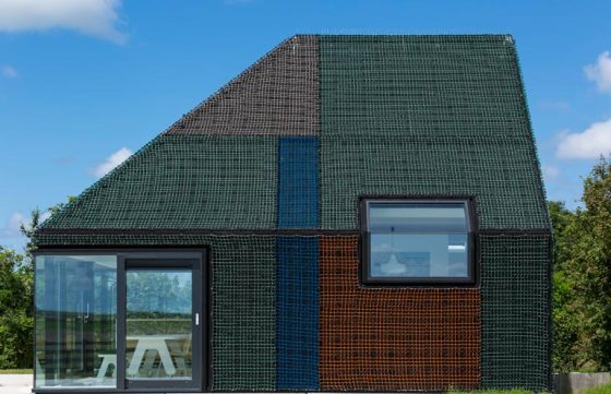 Небольшой деревянный дом, покрытый цветными сетками