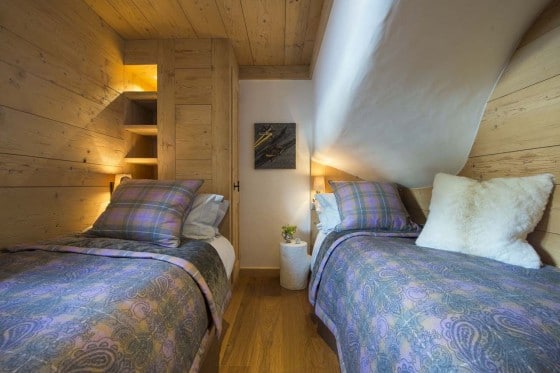 дизайн деревянной спальни в деревенском стиле