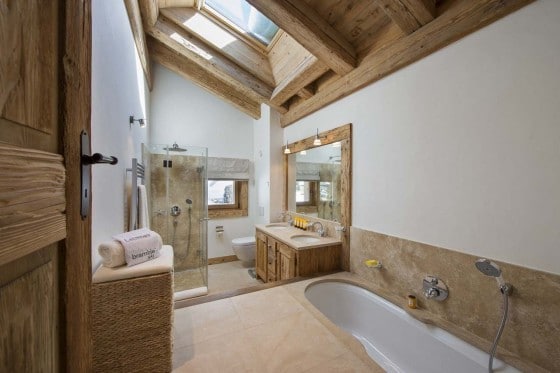 Деревенский дизайн ванной комнаты с деревянными аппликациями