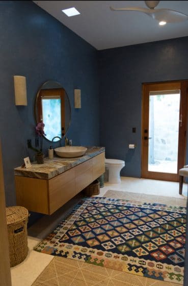 Современный дизайн ванной комнаты с однотонными стенами