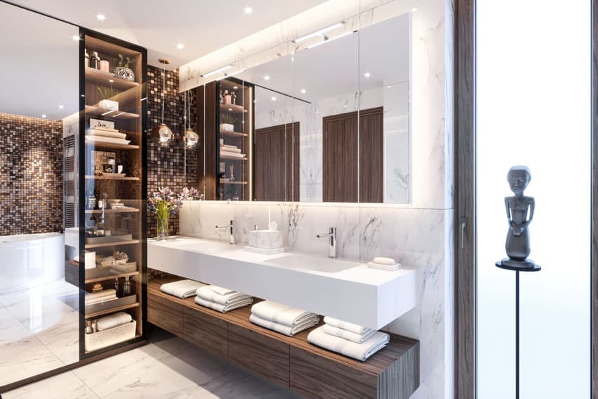 Ванная комната с фартуком из каррарского мрамора, плавающей раковиной, зеркалом, полками и потолочными светильниками