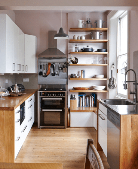 Дизайн маленькой и практичной кухни с полками и высокой и низкой мебелью