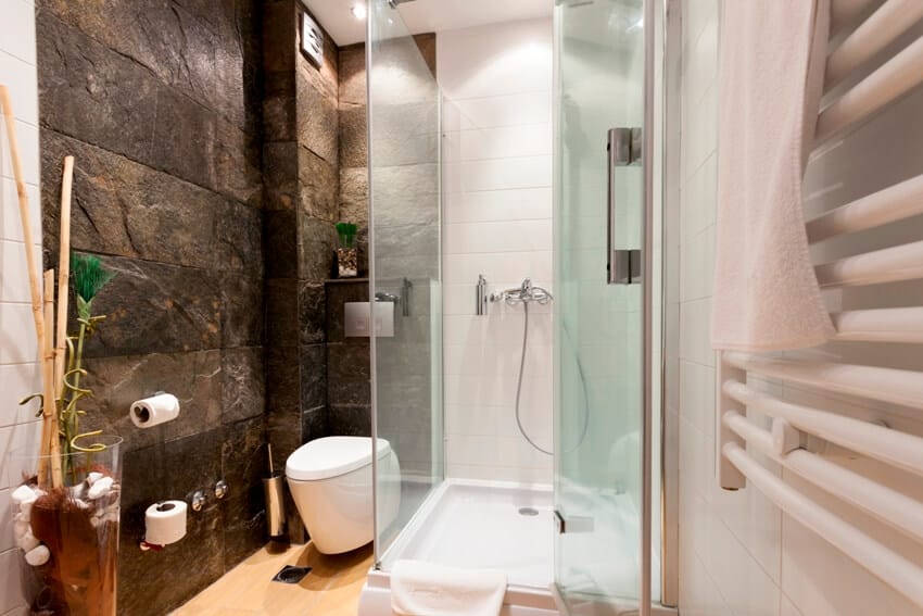 Современный интерьер ванной комнаты с матовой пленкой для стеклянных душевых дверей