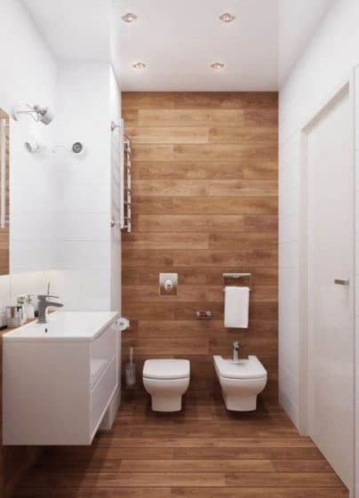 Ванная комната с белой плиткой и деревом