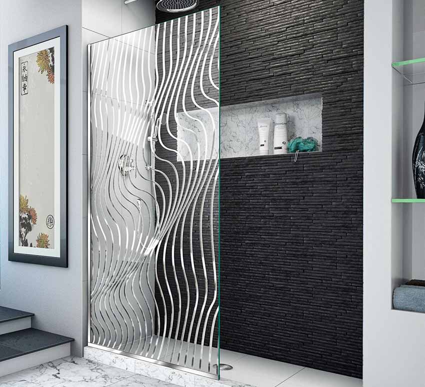 Ванная комната с мерцающей перегородкой для душа и стеной из черного камня