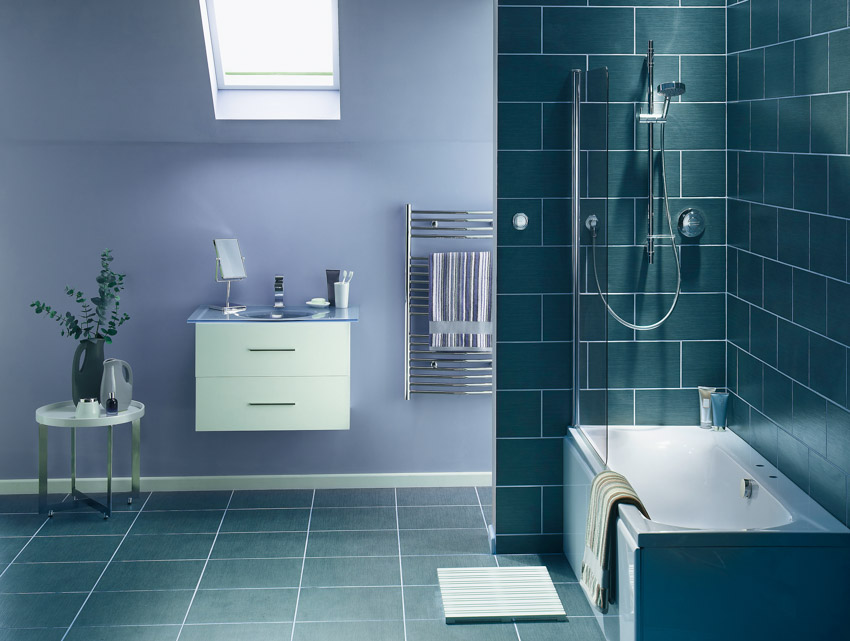 Ванная комната с сине-зеленой плиткой метро, ​​ванной, потолочным окном и душевой.