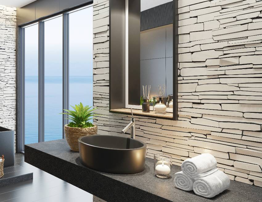 Современная ванная комната в азиатском стиле с кожаной столешницей из черного гранита и глянцевой черной керамической раковиной