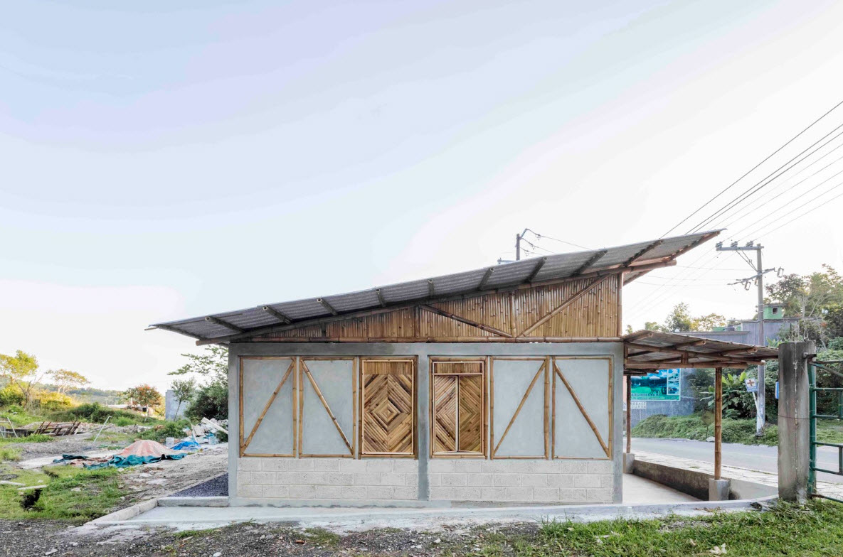 Casa de campo rústica con bambú, ladrillo y hormigón