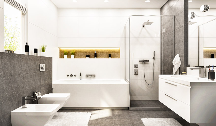 Ванная комната с гранитной душевой стеной, ванной, унитазом-биде, умывальником, столешницей, зеркалом и окнами.
