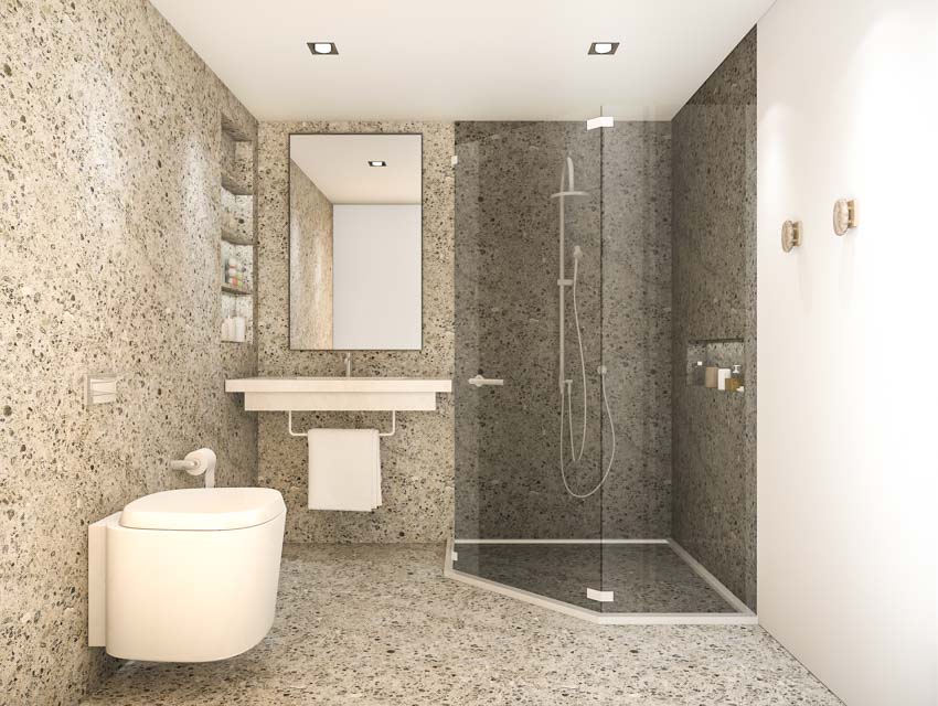 Ванная комната с душевой стеной из искусственного гранита, стеклянной перегородкой, плавающей столешницей, зеркалом и унитазом.