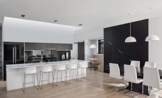 Дизайн черно-белой кухни-столовой
